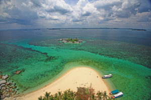 Pulau Lengkuas dari atas mercusuar